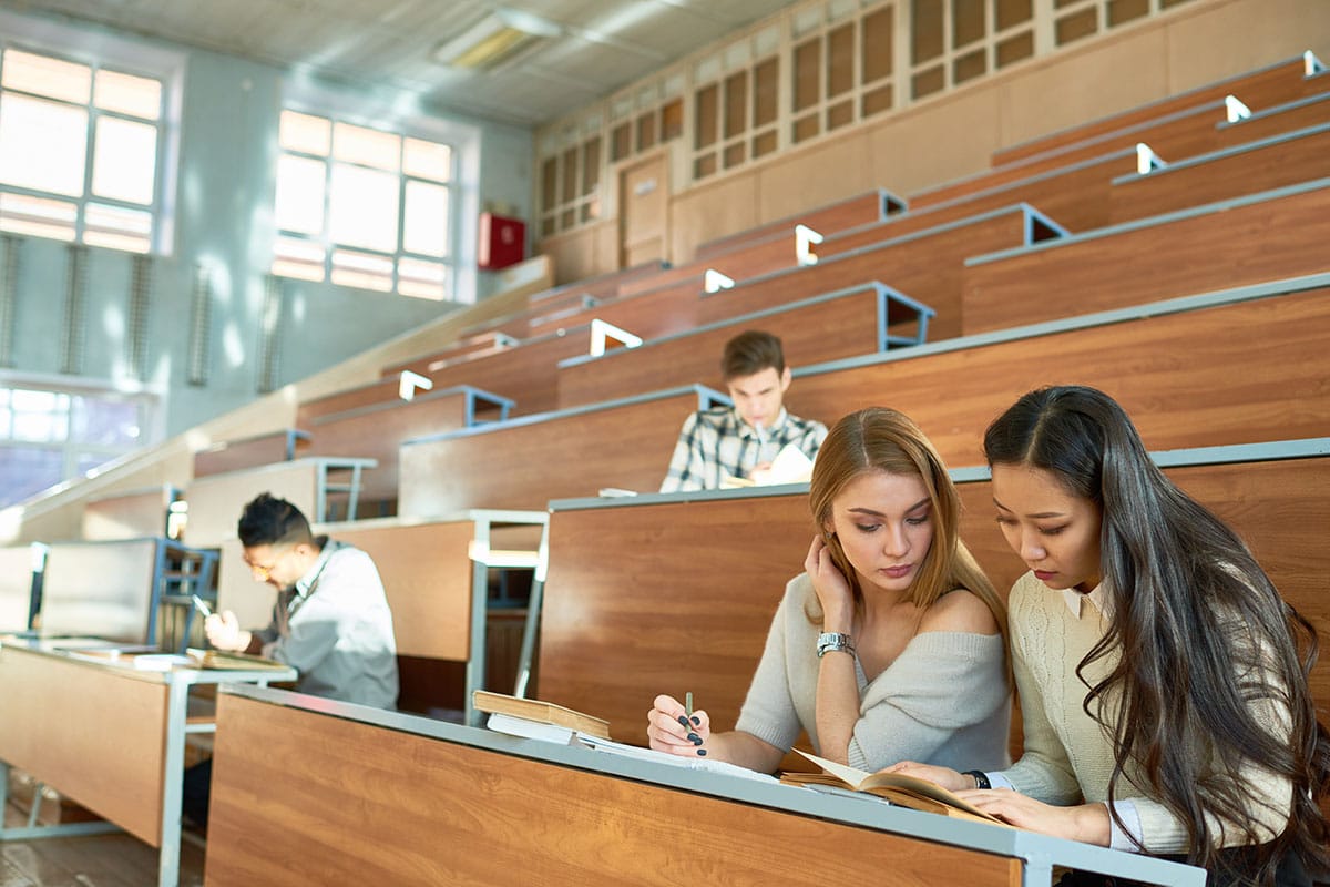 college students using ScreenBeam devices